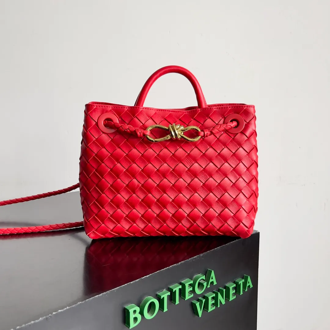 The 2023 new Andiamo batch of 1860 BV has been shipped‼ ️Really popular🔥The new Andiamo woven handbag launched by Bottega Veneta this season is really popular all over the world! ! Celebrities at home and abroad have worn it, and Oscar-winning actress Michelle Yeoh has taken it out on the street. Song Jia, Trai Yara, Yu Feihong, Sanji Ayaka, Rosie Hunting-Whiteley, Yoshioka Riho, etc. have all picked up this bag. It is classic and versatile, showing off its temperament, and the bag capacity is also large, which is very convenient for daily commuting! ! A variety of carrying methods, the shoulder straps can be adjusted by yourself, the original lambskin feels soft and delicate, and the neutral style is made to break gender boundaries and bring a more practical and longer-lasting use experience. Andiamo, which has both elegant and casual styles, perfectly interprets the true appearance of "fashionable old money style". Style number: 743568 Size: 25*22*10.5cm